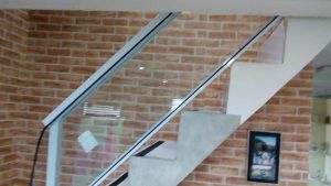 escada com proteção de vidro